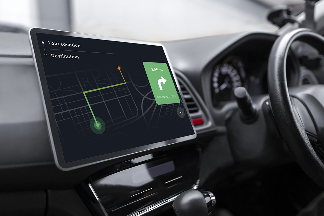 تصویری از محیط داخلی یک خودروی هوشمند که در آن از هوش مصنوعی استفاده شده است. این عکس تصویر اصلی مقاله‌ای در رابطه با هوش مصنوعی در خودروهای برقی است.